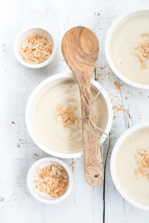 Cannellini-Blumenkohlcremesuppe mit Mandel-Kokosflockentopping