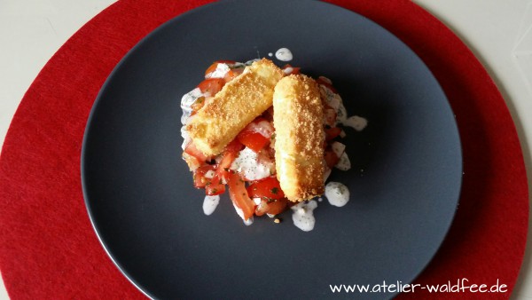 Glutenfreie gebackene Fetasticks auf Tomatensalat mit Frischkäse-Kräuterdressing