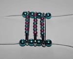 Armband aus Sicherheitsnadeln