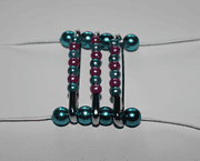 Armband aus Sicherheitsnadeln
