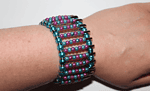 Armband aus Sicherheitsnadeln