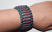 Armband aus Sicherheitsnadeln