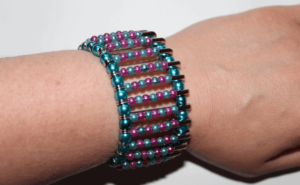 Armband aus Sicherheitsnadeln