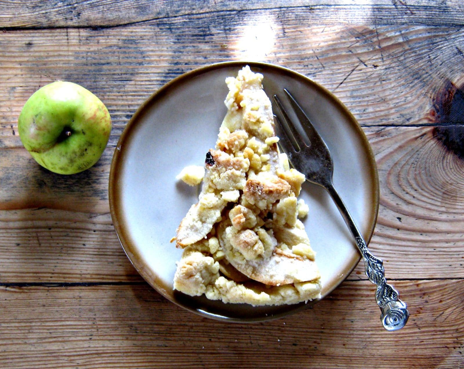 Apfelkuchen auf süßem Mürbeteig