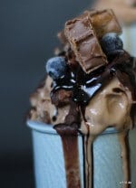{lecker:} Schoko-Karamell Eis mit Blaubeeren
