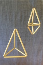 „Himmelis“ aus goldig-gesprühten Strohhalmen