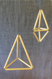 „Himmelis“ aus goldig-gesprühten Strohhalmen
