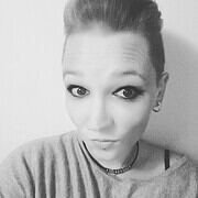 Porträt einer Frau mit Piercings und kurzer, hochgestylter Frisur, die kreative und handgemachte Kultur repräsentiert, ideal für Kunst- und Handwerks-SEO.