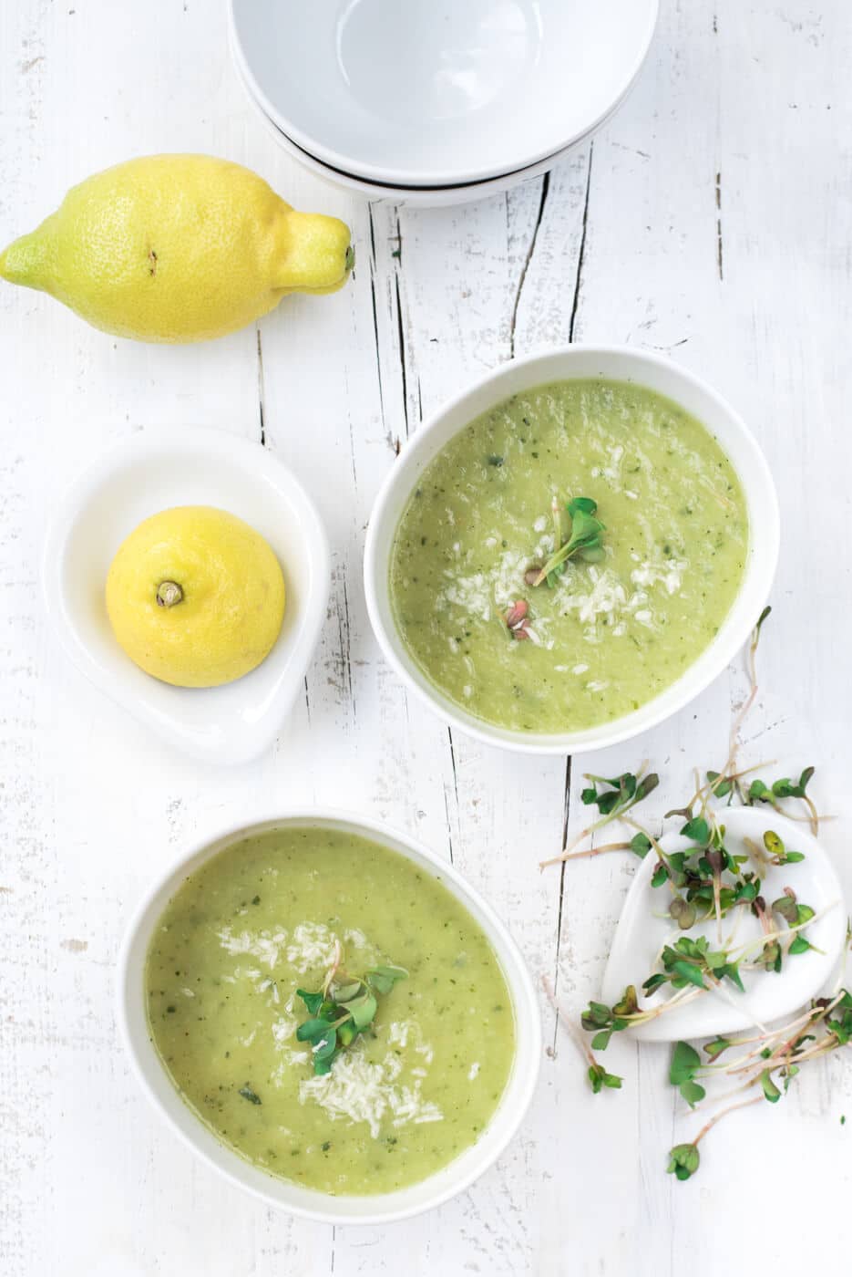 Kohlrabi-Zucchini-Suppe mit Zitrone und Kokos – in den Sommer gebeamt
