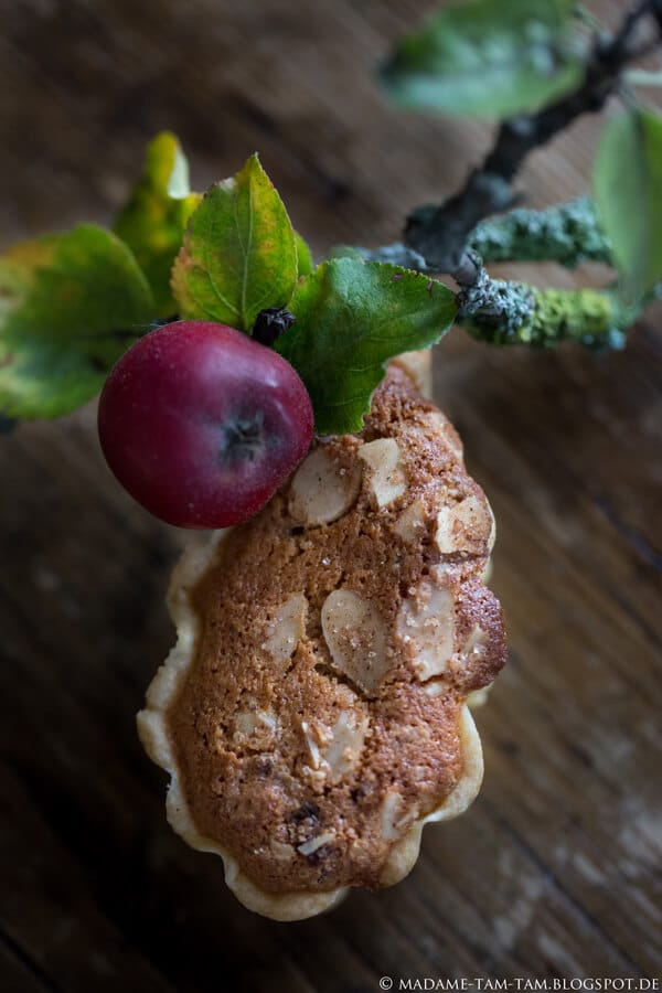 Gebackene Blätter mit einer Apfel-Marzipan-Füllung