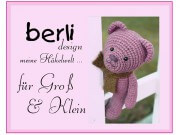 Handgefertigter gehäkelter Teddy in Lila und Braun, ideal für Kinder und Sammler, präsentiert von HANDMADE Kultur, mit Fokus auf handgemachte Dekorationen und Geschenke.