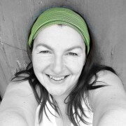 Fröhliche Frau mit dunklem Haar und grünem Stirnband, lächelnd, für Handmade Kultur, kreative Handwerkskunst, positive Stimmung, authentisches Porträt.
