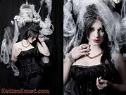 Frau im Gothic-Stil mit dunklem Make-up, schwarzen Kleid und Schmuck, umgeben von Rauch und mystischer Atmosphäre, kreative Fotografie für Gothic- und Alternativkunst.