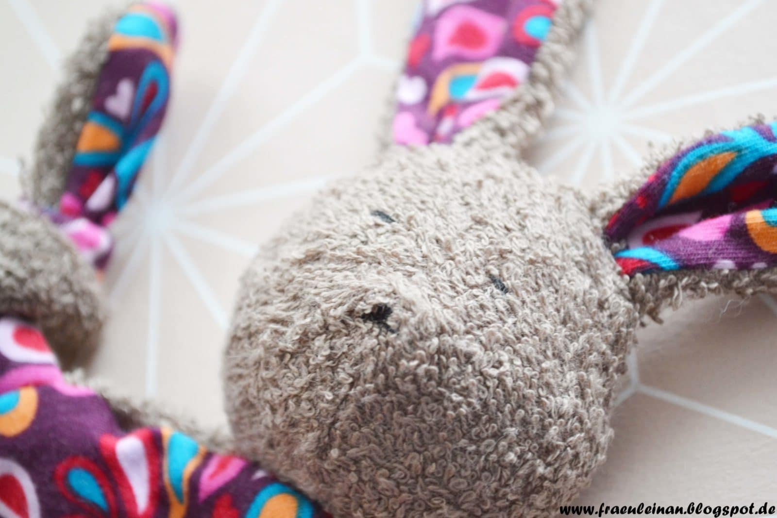 Ein großer brauner Teddybär mit lila Flügeln