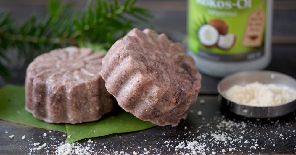 festes Peeling mit gehackten Mandeln