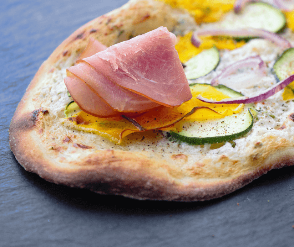 Flammkuchen mit Hokkaido, Zucchini und Schinken