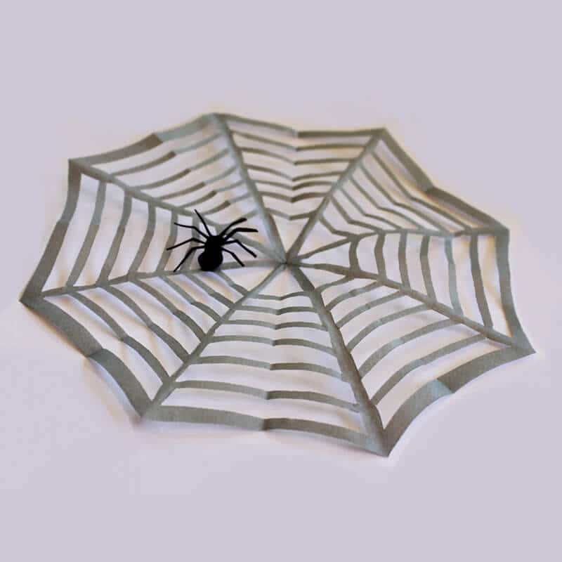15-Minuten Halloween Dekoration: Spinnennetz mit Spinne