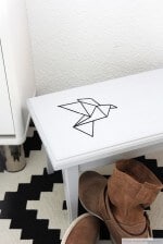 Bestickter Schemel mit Vogelmotiv