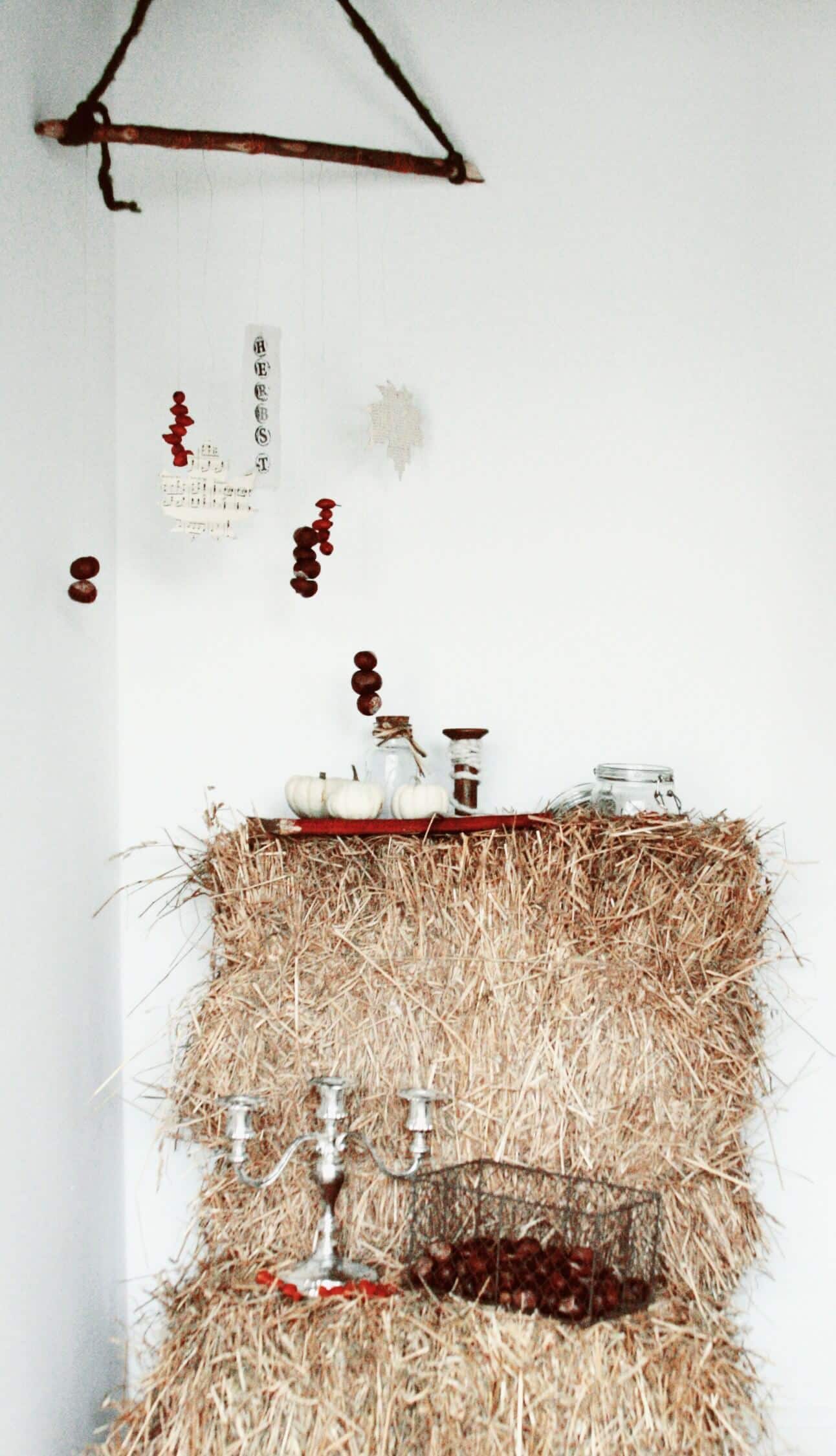 Herbstliches Deckenbaumeldingens