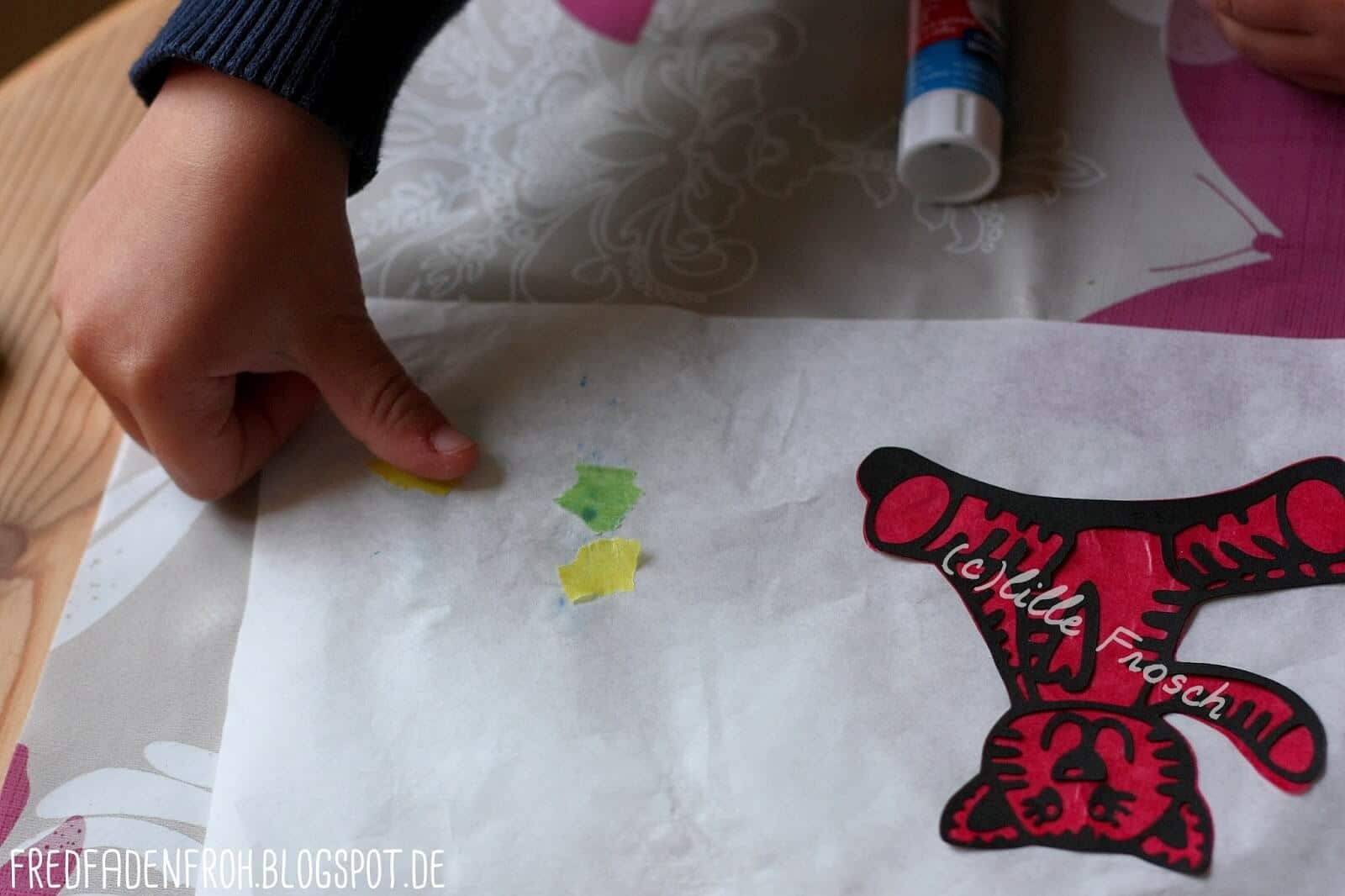 Laterne basteln aus Butterbrotpapier und PET-Flasche