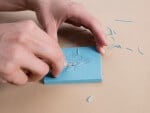 Mit selbstgeschnitztem Stempel weihnachtliches Geschenkpapier bedrucken