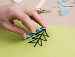 Mit selbstgeschnitztem Stempel weihnachtliches Geschenkpapier bedrucken