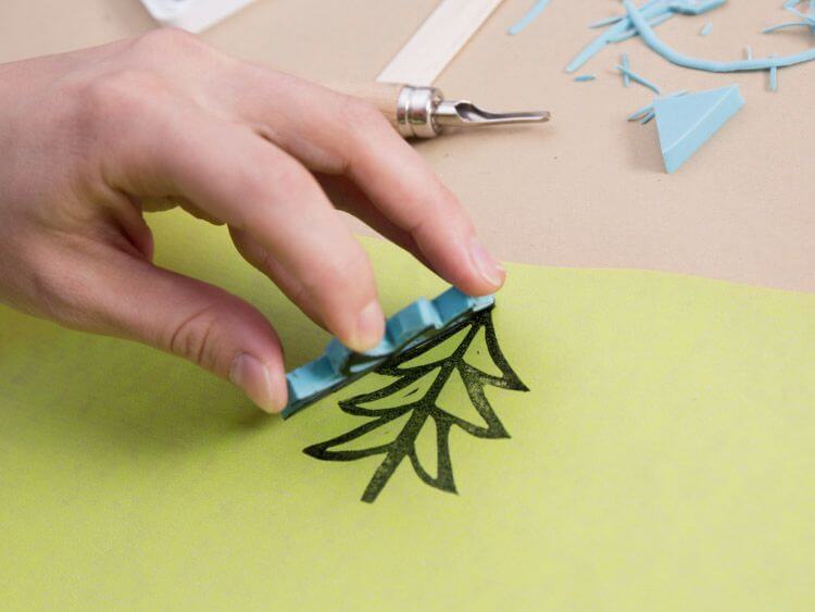 Mit selbstgeschnitztem Stempel weihnachtliches Geschenkpapier bedrucken