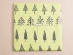 Mit selbstgeschnitztem Stempel weihnachtliches Geschenkpapier bedrucken