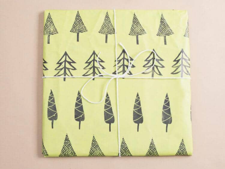 Mit selbstgeschnitztem Stempel weihnachtliches Geschenkpapier bedrucken