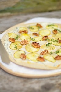 Kartoffel-Flammkuchen mit Walnüssen und Honig von den [Foodistas]