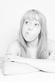 Junge Frau mit langem Haar macht nachdenklichen Gesichtsausdruck, ideal für kreative und handgemachte Kunstthemen bei HANDMADE Kultur.