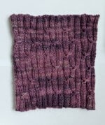 Phoebe Smocked Cowl – Strickanleitung mit Manos del Uruguay