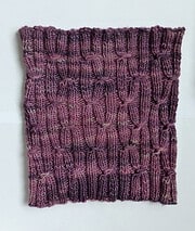 Phoebe Smocked Cowl – Strickanleitung mit Manos del Uruguay