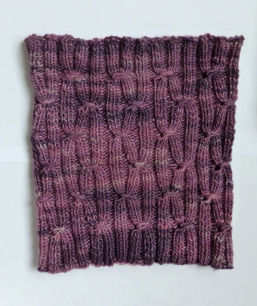 Phoebe Smocked Cowl – Strickanleitung mit Manos del Uruguay