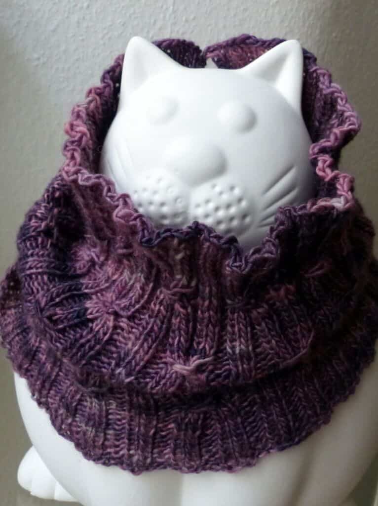 Phoebe Smocked Cowl – Strickanleitung mit Manos del Uruguay