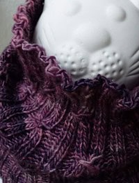 Phoebe Smocked Cowl - Strickanleitung mit Manos del Uruguay