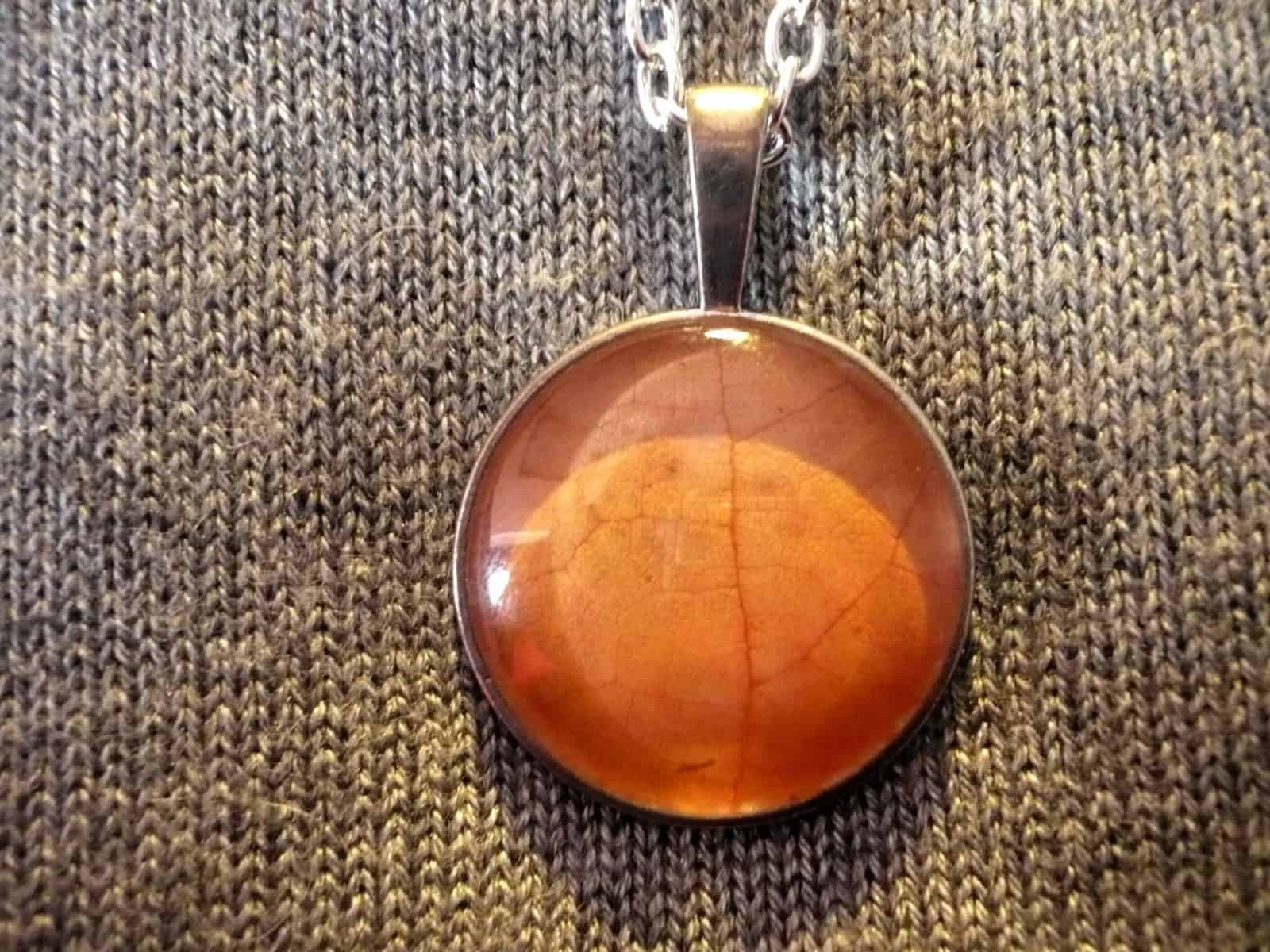 Eine Kette aus Herbstlaub