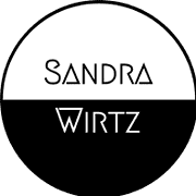 Handmade Kultur Logo mit Sandras Namen, stilvoll und modern gestaltet, ideal für kreative und handgemachte Produkte, betont Qualität und Originalität.