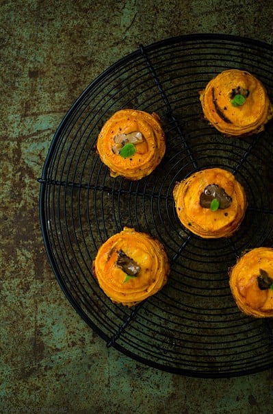 Süßkartoffeltürmchen mit Cheddar und Trüffel von den [Foodistas]