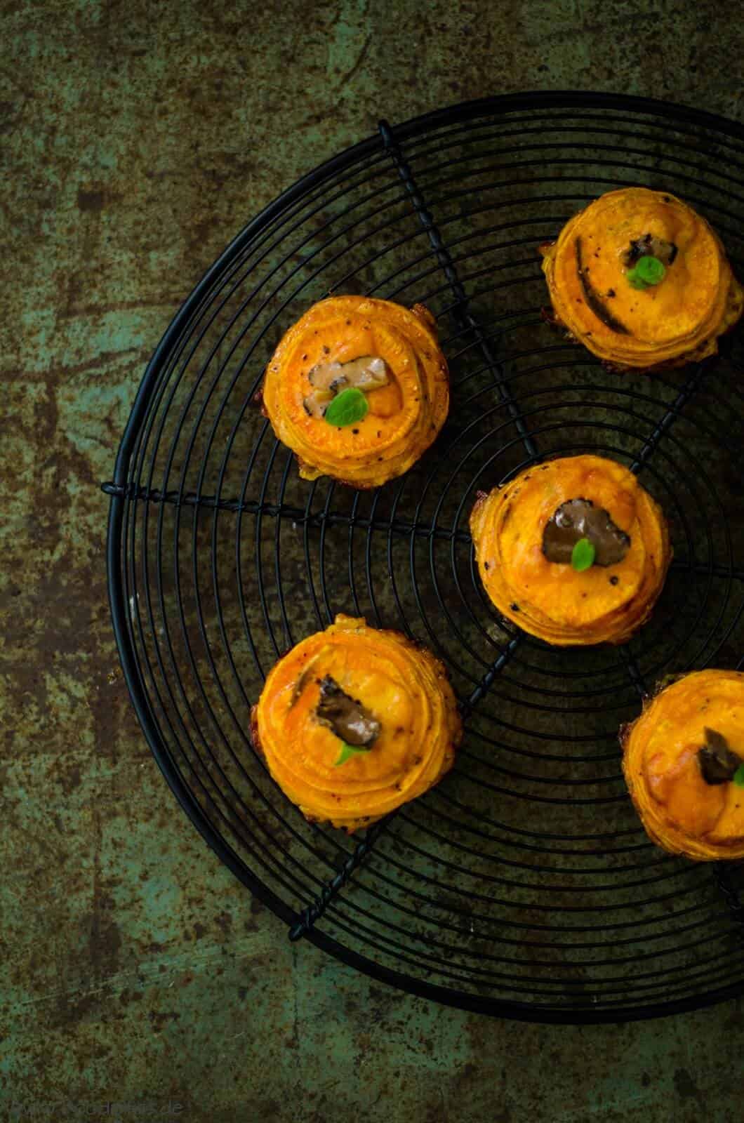 Süßkartoffeltürmchen mit Cheddar und Trüffel von den [Foodistas]