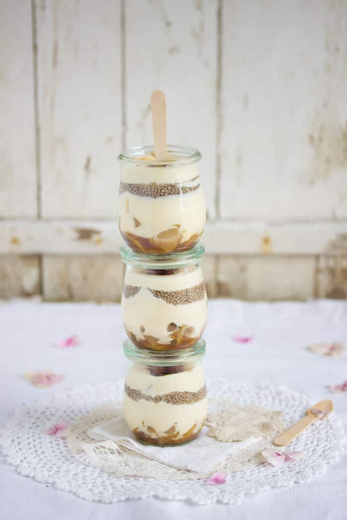 Thai Basilikum Birnen Kompott an weißer Chia Schokoladen Mousse mit gebrannten Mandeln