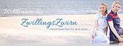 Zwei junge Frauen sitzen am Strand, tragen handgemachte Mode von ZwillingsZwirn, die für ihre kreative und nachhaltige Herstellung bekannt ist, perfekt für Mode- und Handwerksliebhaber.