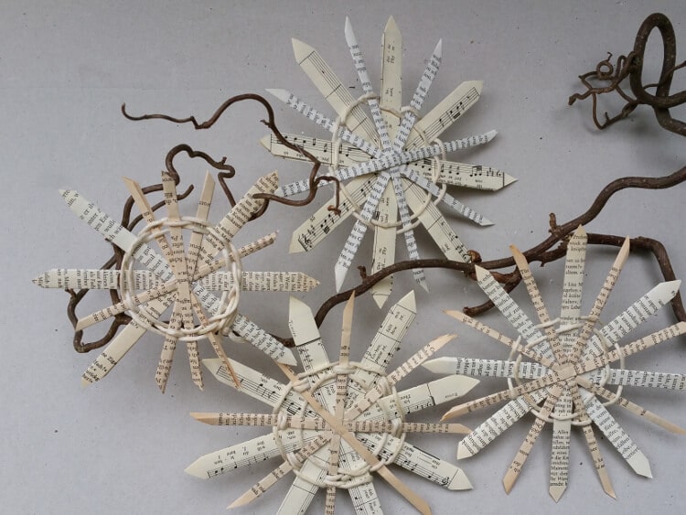 Upcycling Weihnachtsschmuck: Strohsterne aus alten Buchseiten