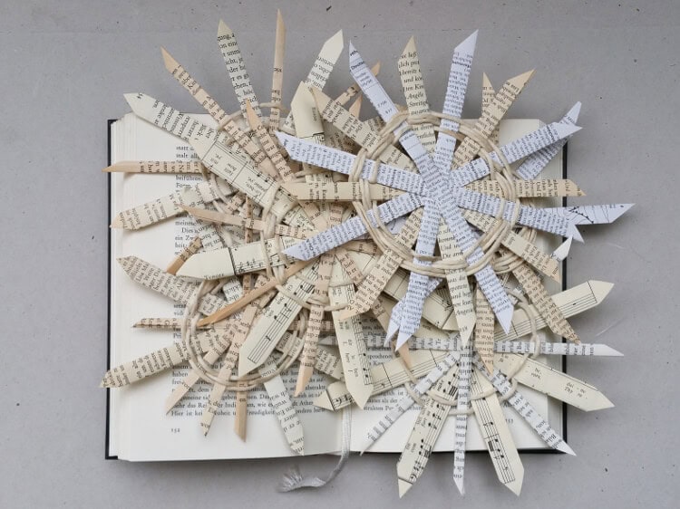 Upcycling Weihnachtsschmuck: Strohsterne aus alten Buchseiten