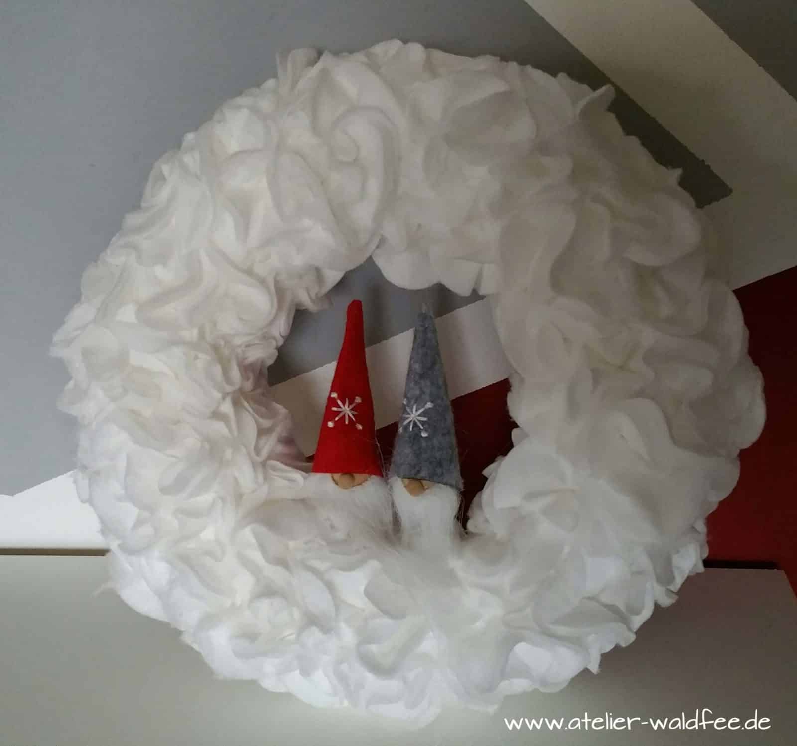 Weihnachtskranz aus Wattepads