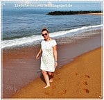 Mit Kimono Tee Kleid am Strand unterwegs