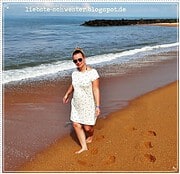 Mit Kimono Tee Kleid am Strand unterwegs