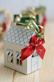 DIY: Weihnachtliche Papierhäuser zum Verschenken