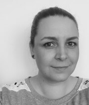 Nahaufnahme einer Frau mit braunen Haaren, die freundlich in die Kamera lächelt, ideal für Handwerks- und Kreativveranstaltungen bei HANDMADE Kultur.