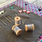 Nadelkissen mit Paspelband und Nadeltäschchen